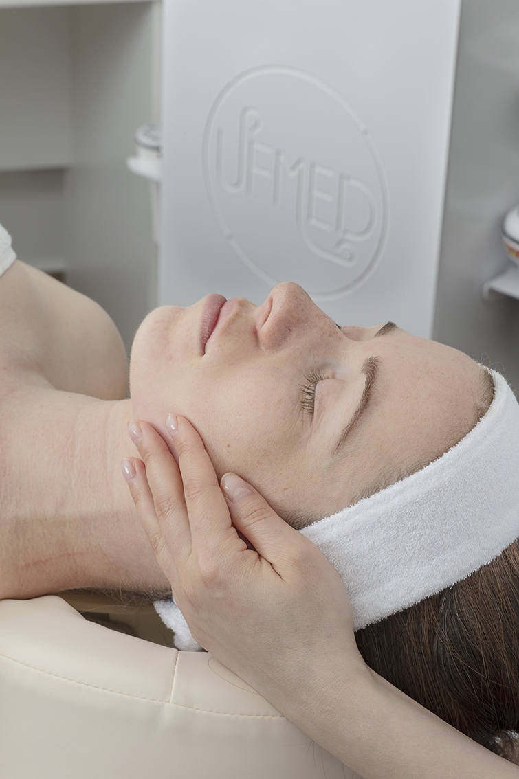 A woman resting during a visit at the UfMed massage studio in Powiśle