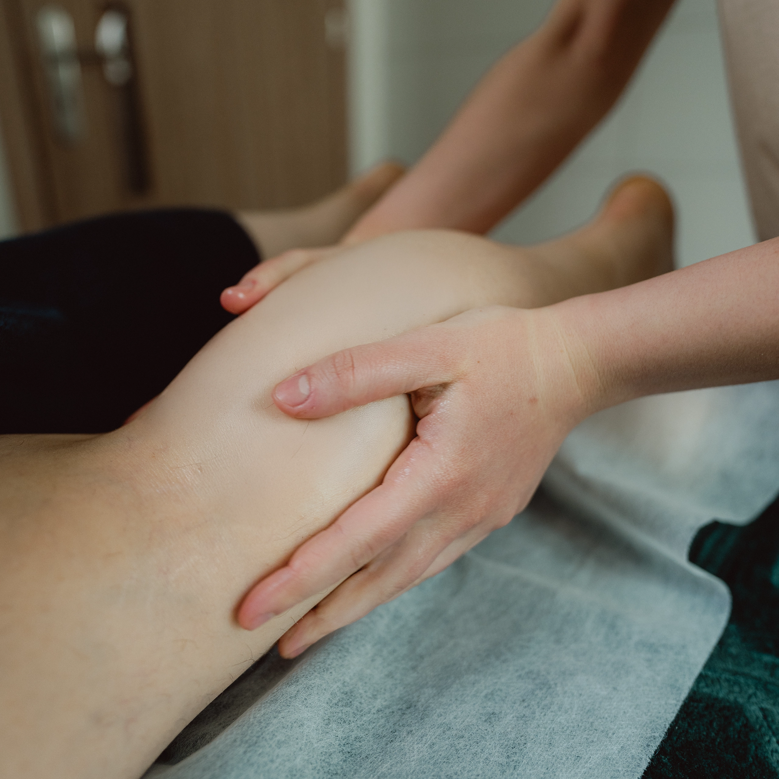 Terapeutka pracuje dłońmi podczas masażu w studiu UfMed na Powiślu