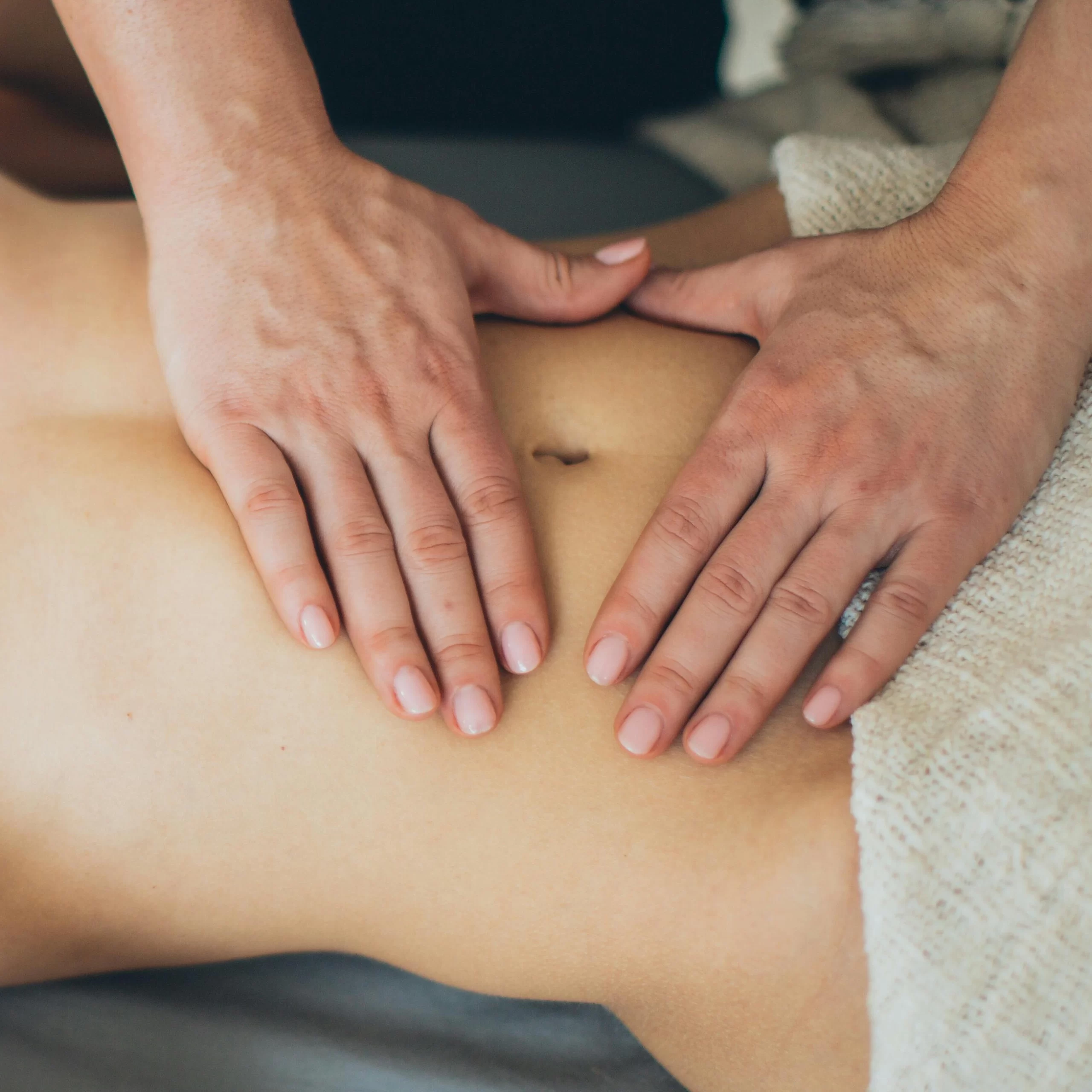 Lymphatic drainage performed by hand on the abdomen, UfMed studio in Warsaw