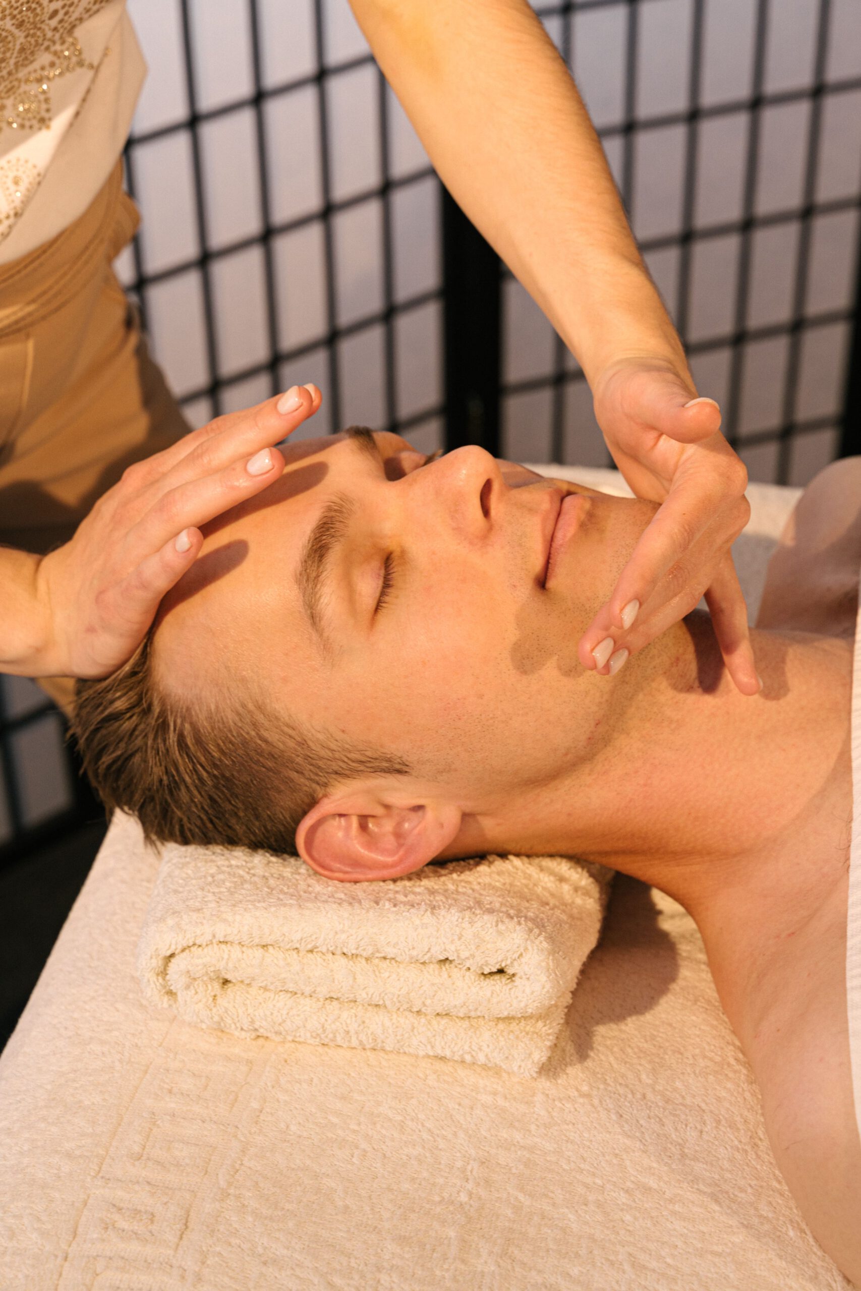 Neck and shoulder massage relieving a tension headache, UfMed studio in Warsaw